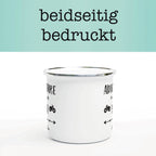 Weiße Emaille-Tasse mit silbernem Rand und Aufdruck „Adventure is waiting for you“, personalisiert mit Name und Motiv. Perfekte Outdoor-Tasse für Abenteurer.