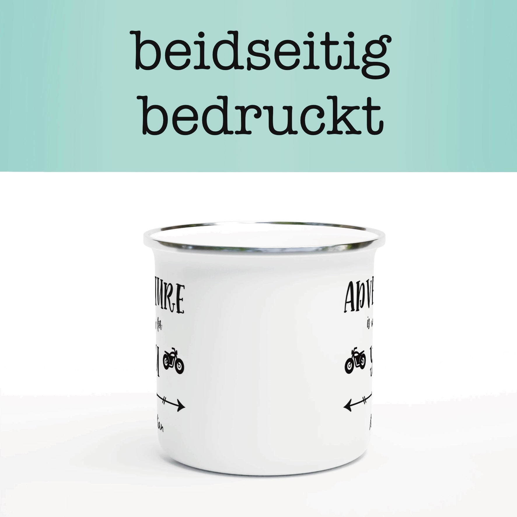 Weiße Emaille-Tasse mit silbernem Rand und Aufdruck „Adventure is waiting for you“, personalisiert mit Name und Motiv. Perfekte Outdoor-Tasse für Abenteurer.