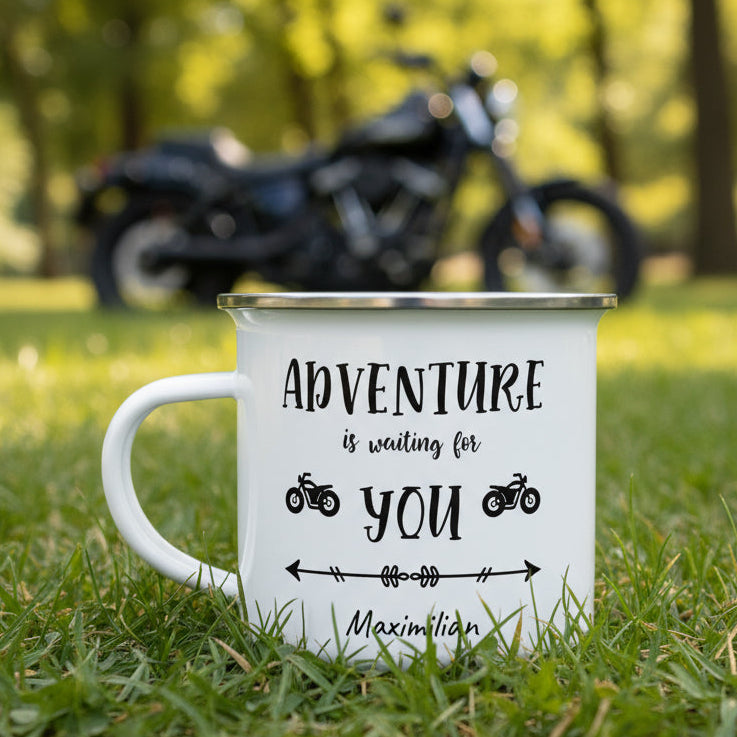 Weiße Emaille-Tasse mit silbernem Rand und Aufdruck „Adventure is waiting for you“, personalisiert mit Name und Motiv. Perfekte Outdoor-Tasse für Abenteurer.