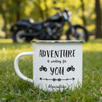 Weiße Emaille-Tasse mit silbernem Rand und Aufdruck „Adventure is waiting for you“, personalisiert mit Name und Motiv. Perfekte Outdoor-Tasse für Abenteurer.