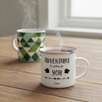 Weiße Emaille-Tasse mit silbernem Rand und Aufdruck „Adventure is waiting for you“, personalisiert mit Name und Motiv. Perfekte Outdoor-Tasse für Abenteurer.