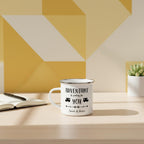 Weiße Emaille-Tasse mit silbernem Rand und Aufdruck „Adventure is waiting for you“, personalisiert mit Name und Motiv. Perfekte Outdoor-Tasse für Abenteurer.