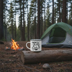 Weiße Emaille-Tasse mit silbernem Rand und schwarzem Motiv: Zelt, Lagerfeuer und Text „Camping Time“. Perfekte Camping-Tasse für Outdoor-Abenteuer.