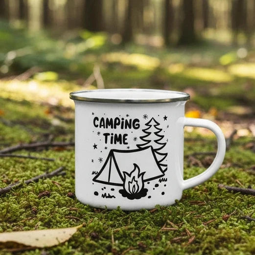 Weiße Emaille-Tasse mit silbernem Rand und schwarzem Motiv: Zelt, Lagerfeuer und Text „Camping Time“. Perfekte Camping-Tasse für Outdoor-Abenteuer.