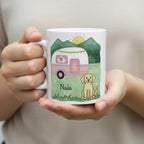 Camping-Tasse mit Wohnwagen, Bergen und Hundemotiv. Personalisierbar mit Hunderasse und Name, perfekt für Camper mit Hund.