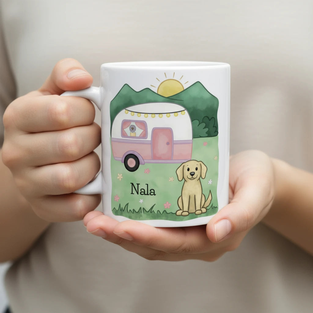 Camping-Tasse mit Wohnwagen, Bergen und Hundemotiv. Personalisierbar mit Hunderasse und Name, perfekt für Camper mit Hund.