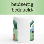 Camping-Tasse mit Wohnwagen, Bergen und Hundemotiv. Personalisierbar mit Hunderasse und Name, perfekt für Camper mit Hund.