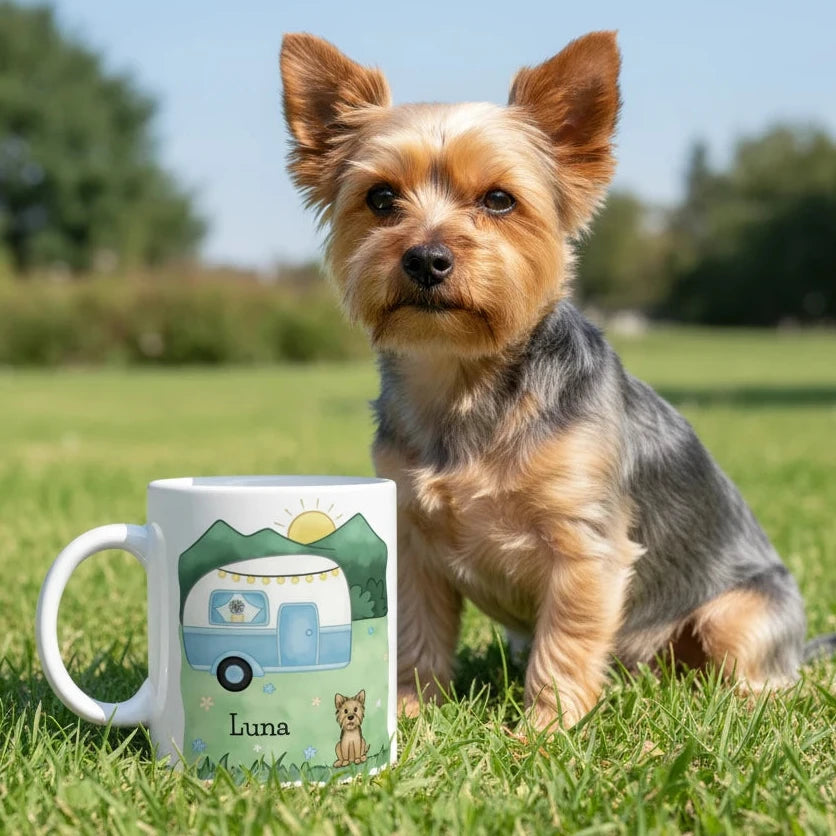 Camping-Tasse mit Wohnwagen, Bergen und Hundemotiv. Personalisierbar mit Hunderasse und Name, perfekt für Camper mit Hund.