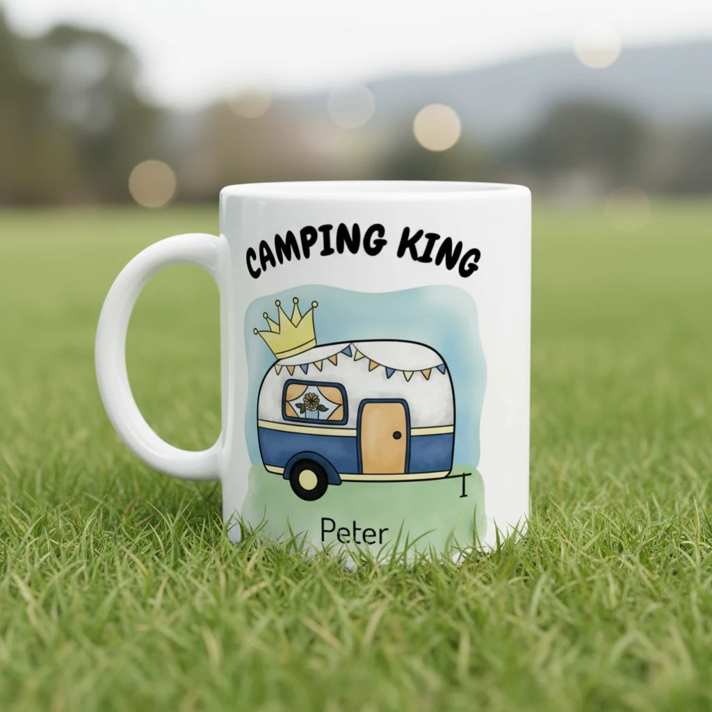Weiße Tasse und Aufdruck „Camping King“, blauer Wohnwagen mit Krone und personalisiertem Namen. Personalisierbare Camping-Tasse für Camper und Vanlife-Fans.