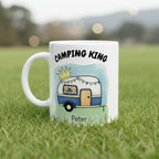 Weiße Tasse und Aufdruck „Camping King“, blauer Wohnwagen mit Krone und personalisiertem Namen. Personalisierbare Camping-Tasse für Camper und Vanlife-Fans.