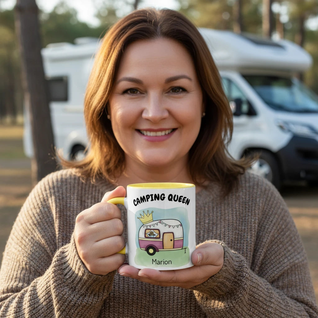 Weiße Tasse mit gelbem Henkel und Aufdruck „Camping Queen“, rosa Wohnwagen mit Krone und personalisiertem Namen. Personalisierbare Camping-Tasse für Camper und Vanlife-Fans.
