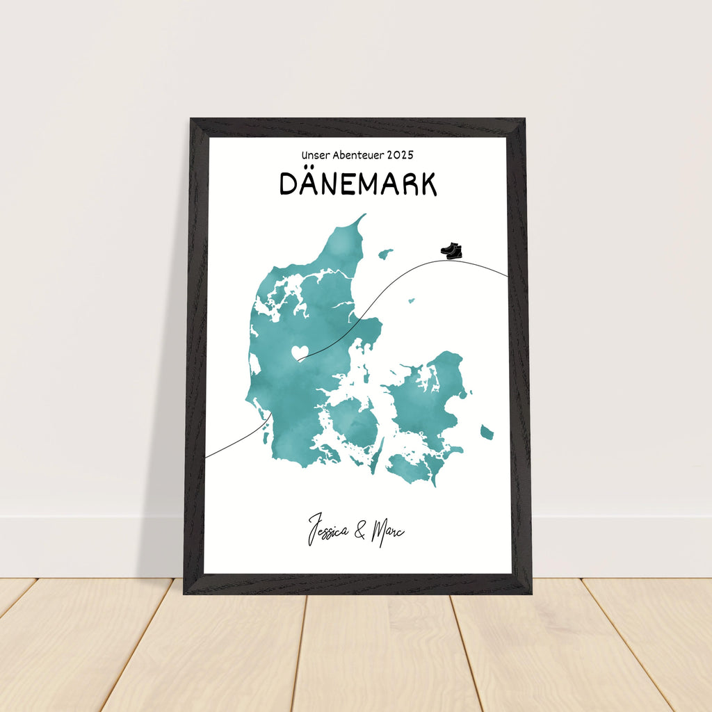Individuelles Dänemark-Poster mit Karte & Holzrahmen. Personalisiertes Reisegeschenk, nachhaltig produziert & aufhängefertig geliefert.