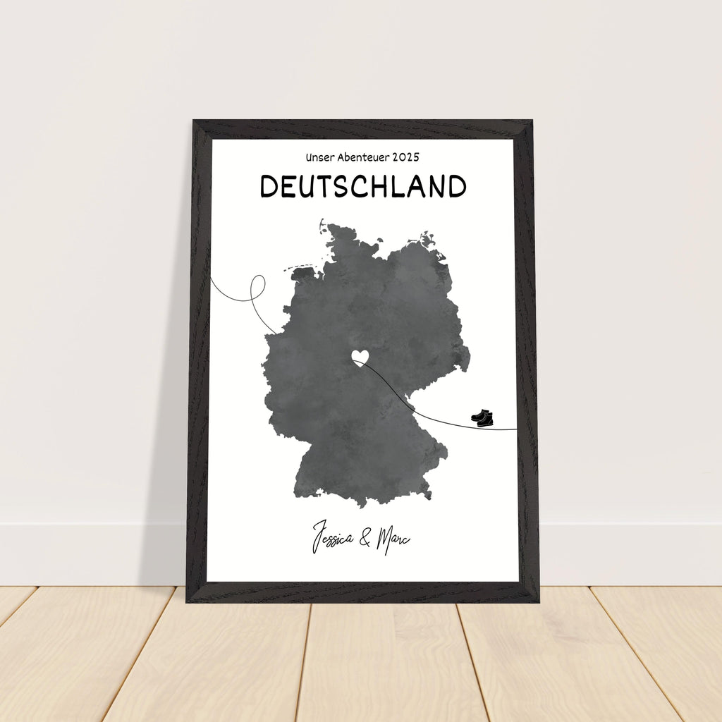 Personalisiertes Deutschland-Poster in Holzrahmen – Landkarte mit Namen, nachhaltiger Druck auf mattem Papier