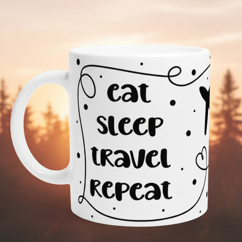 Weiße Keramiktasse mit Schriftzug „Eat Sleep Travel Repeat“, beidseitigem Druck und illustrativem Flugzeug-Motiv in der Mitte.