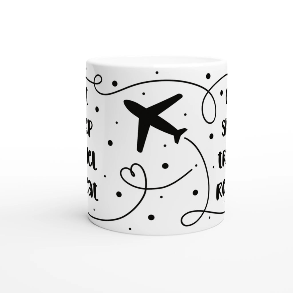 Weiße Keramiktasse mit Schriftzug „Eat Sleep Travel Repeat“, beidseitigem Druck und illustrativem Flugzeug-Motiv in der Mitte.