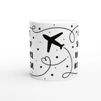 Weiße Keramiktasse mit Schriftzug „Eat Sleep Travel Repeat“, beidseitigem Druck und illustrativem Flugzeug-Motiv in der Mitte.
