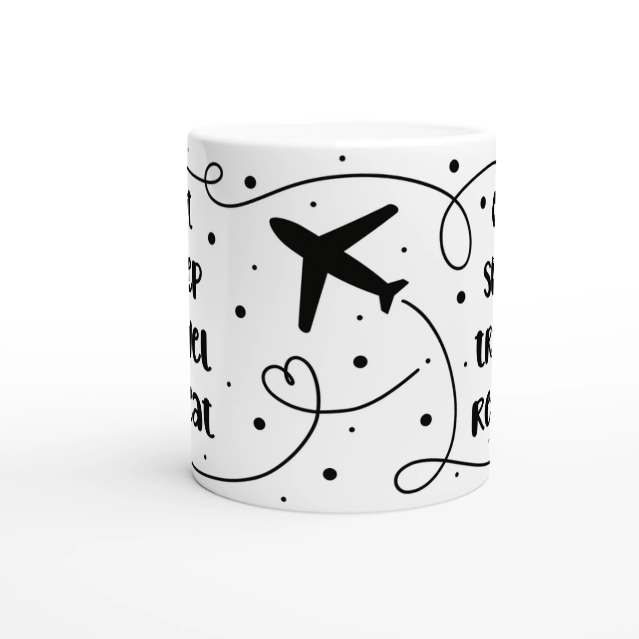 Weiße Keramiktasse mit Schriftzug „Eat Sleep Travel Repeat“, beidseitigem Druck und illustrativem Flugzeug-Motiv in der Mitte.