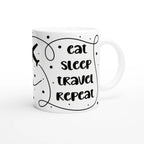 Weiße Keramiktasse mit Schriftzug „Eat Sleep Travel Repeat“, beidseitigem Druck und illustrativem Flugzeug-Motiv in der Mitte.