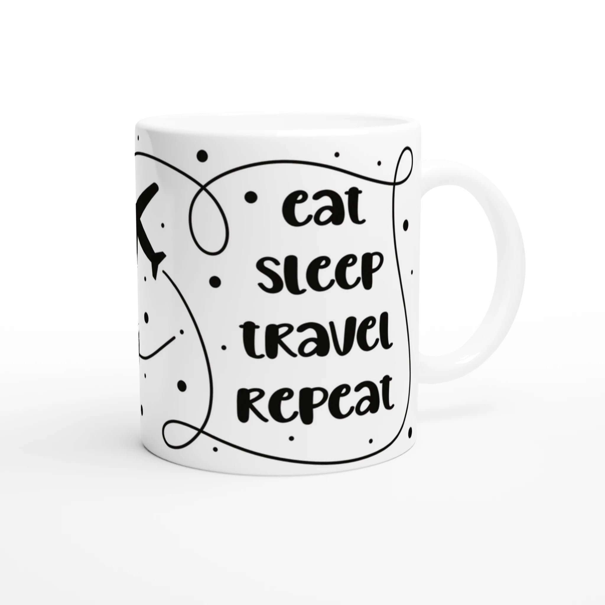 Weiße Keramiktasse mit Schriftzug „Eat Sleep Travel Repeat“, beidseitigem Druck und illustrativem Flugzeug-Motiv in der Mitte.