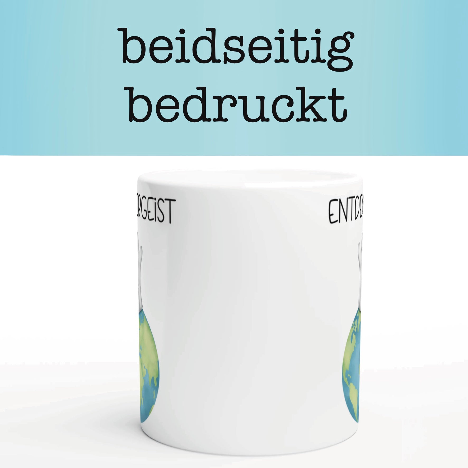 Weiße Keramiktasse mit Geist auf Weltkugel und Schriftzug „Entdeckergeist“. Lustige Tasse für Reisefans und Kinder.