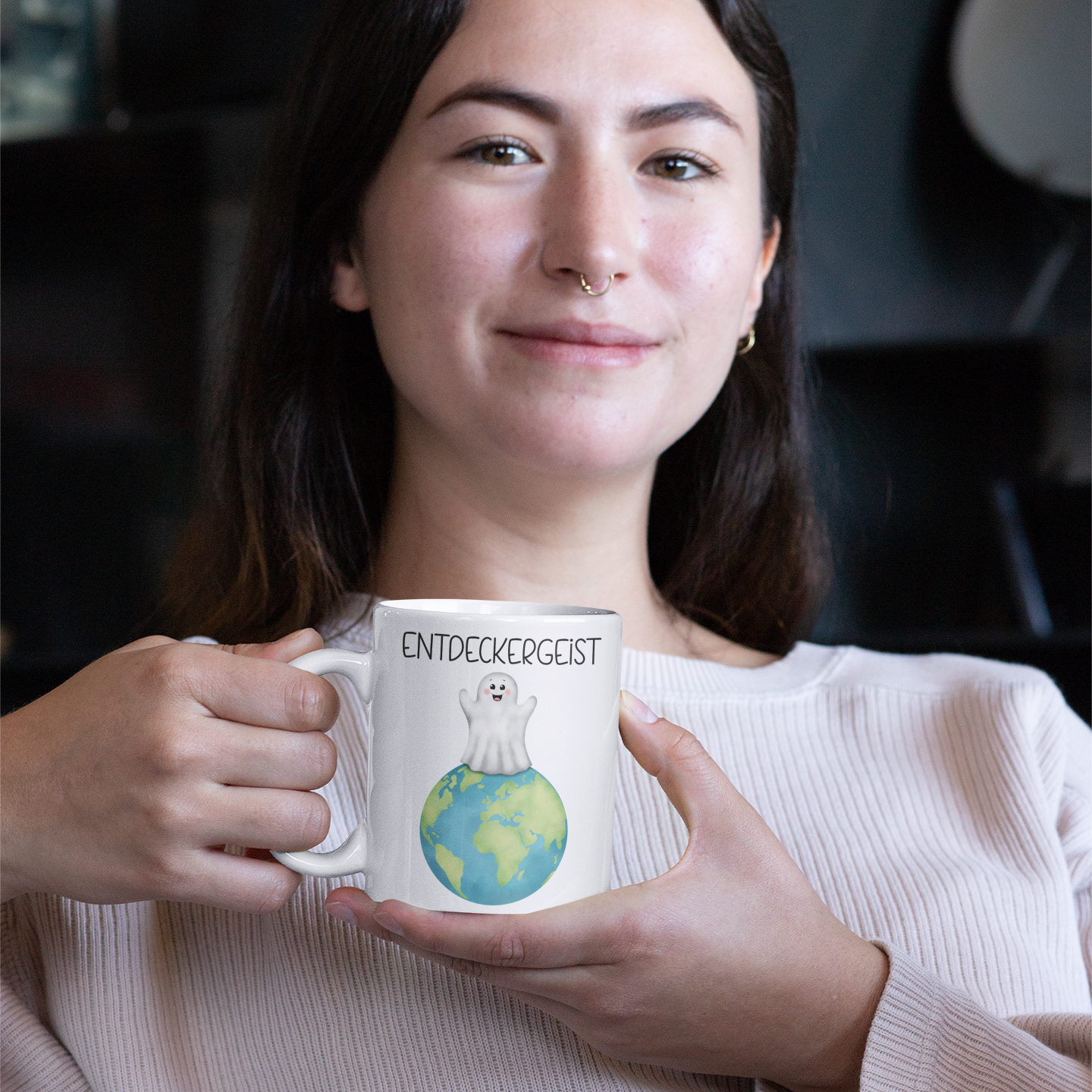 Weiße Keramiktasse mit Geist auf Weltkugel und Schriftzug „Entdeckergeist“. Lustige Tasse für Reisefans und Kinder.