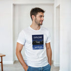 T-Shirt mit illustriertem Motiv aus Himmel, Bergen und Meer und dem Schriftzug „Explore the World“. Künstlerischer Stil für Entdecker.