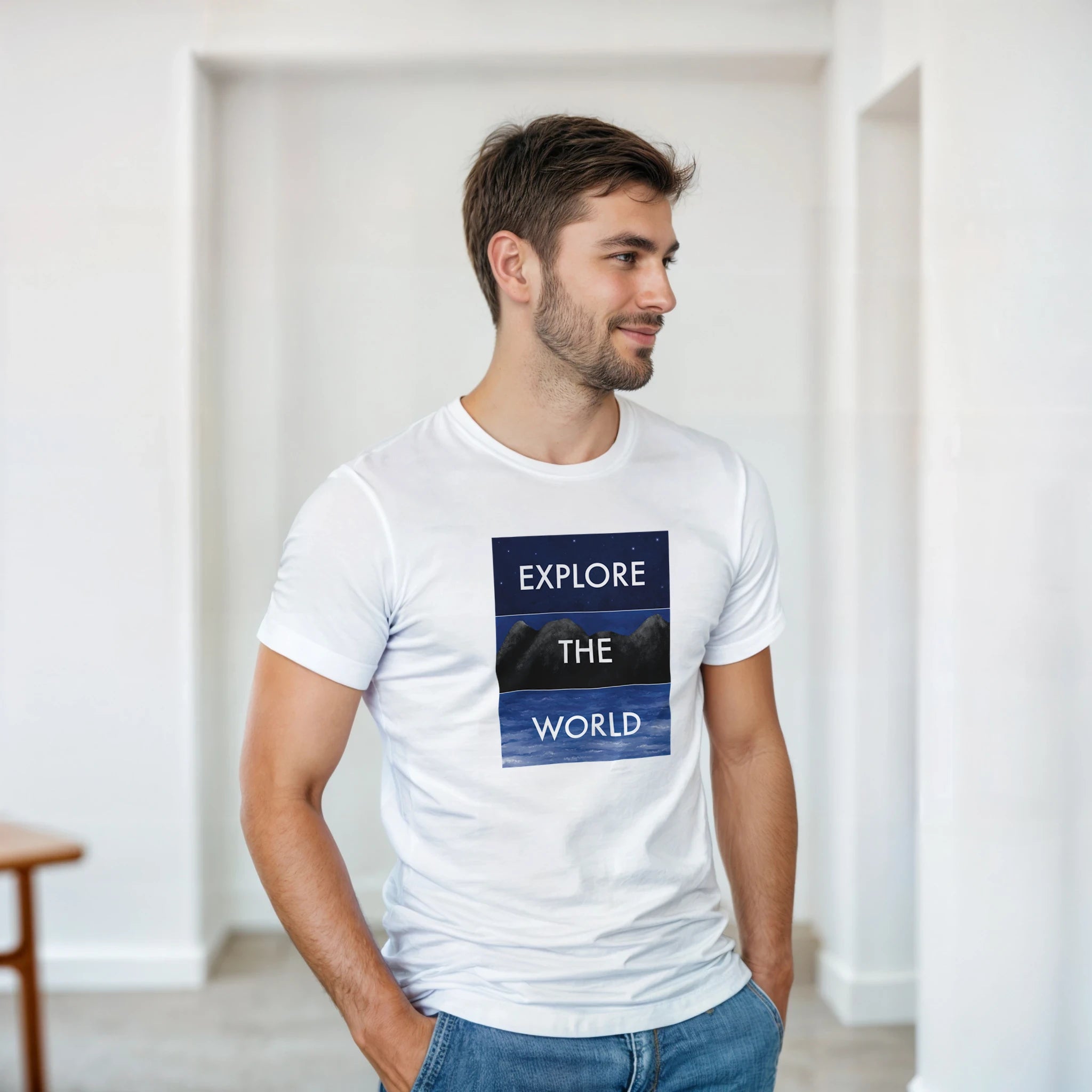 T-Shirt mit illustriertem Motiv aus Himmel, Bergen und Meer und dem Schriftzug „Explore the World“. Künstlerischer Stil für Entdecker.