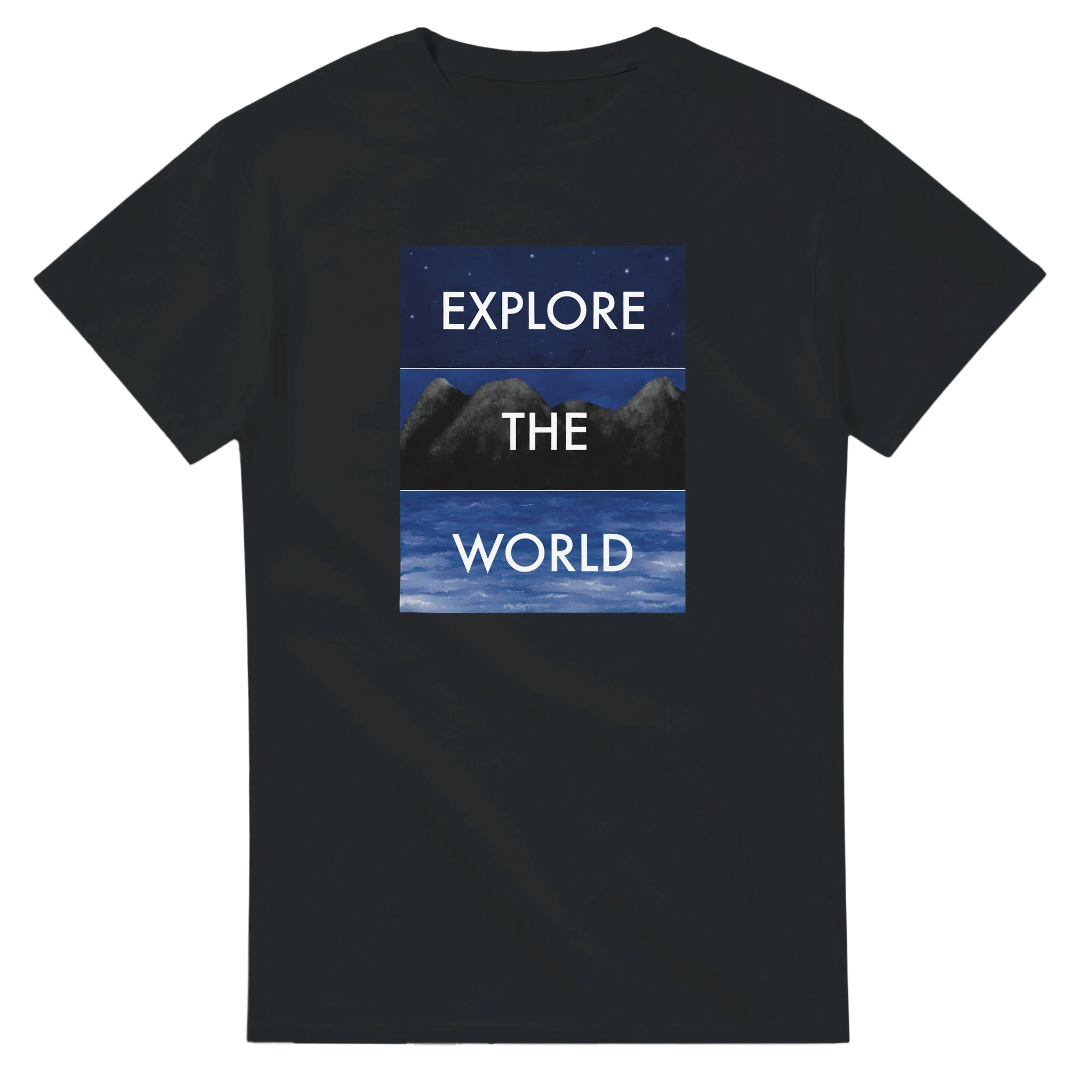 T-Shirt mit illustriertem Motiv aus Himmel, Bergen und Meer und dem Schriftzug „Explore the World“. Künstlerischer Stil für Entdecker.