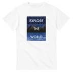 T-Shirt mit illustriertem Motiv aus Himmel, Bergen und Meer und dem Schriftzug „Explore the World“. Künstlerischer Stil für Entdecker.
