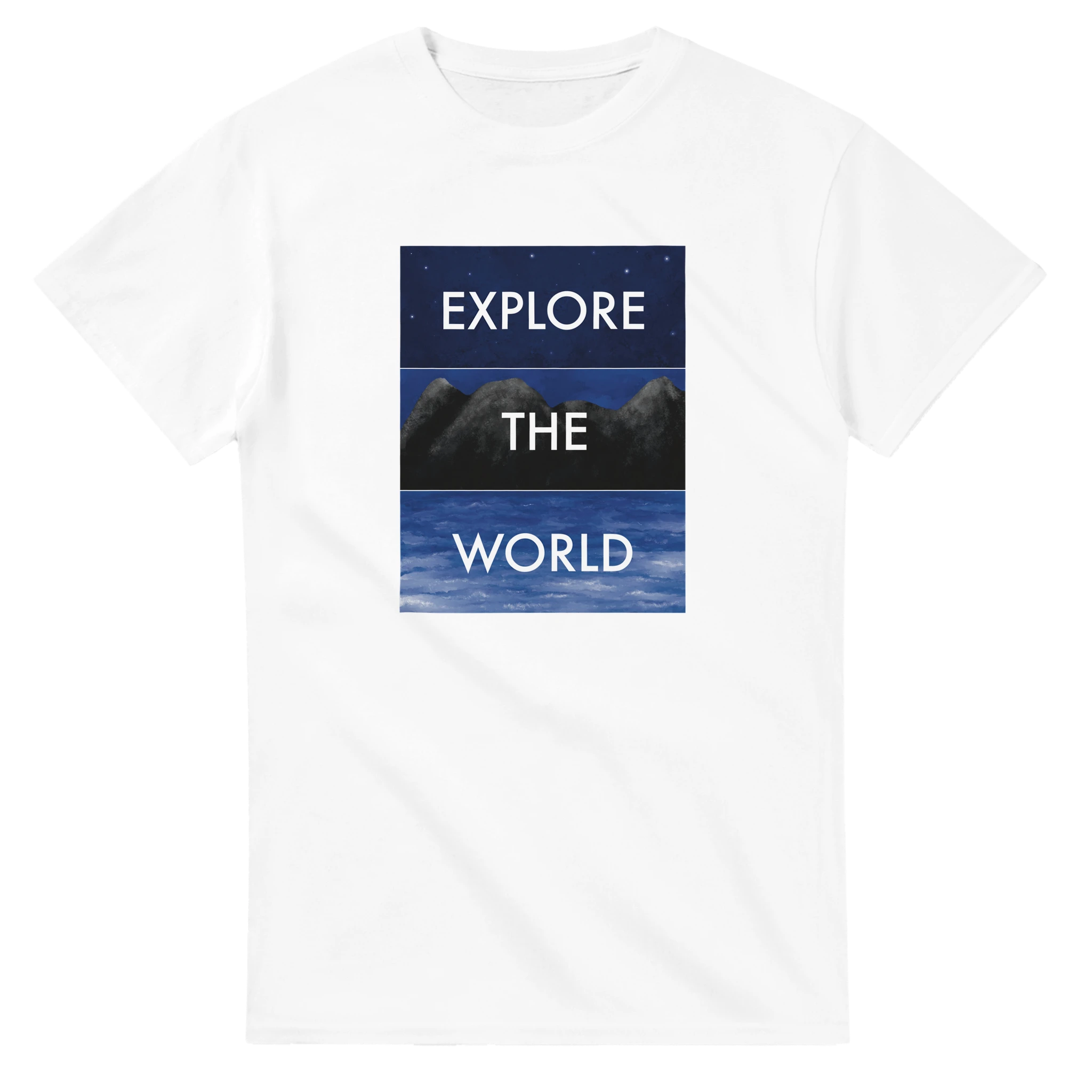 T-Shirt mit illustriertem Motiv aus Himmel, Bergen und Meer und dem Schriftzug „Explore the World“. Künstlerischer Stil für Entdecker.