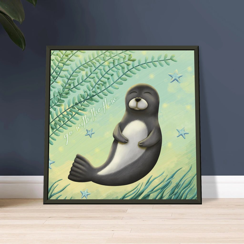 Quadratisches Wandbild mit handgemaltem Robben Motiv, gedruckt auf halbmattem Papier und gerahmt in schwarzem Metallrahmen.
