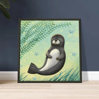 Quadratisches Wandbild mit handgemaltem Robben Motiv, gedruckt auf halbmattem Papier und gerahmt in schwarzem Metallrahmen.

