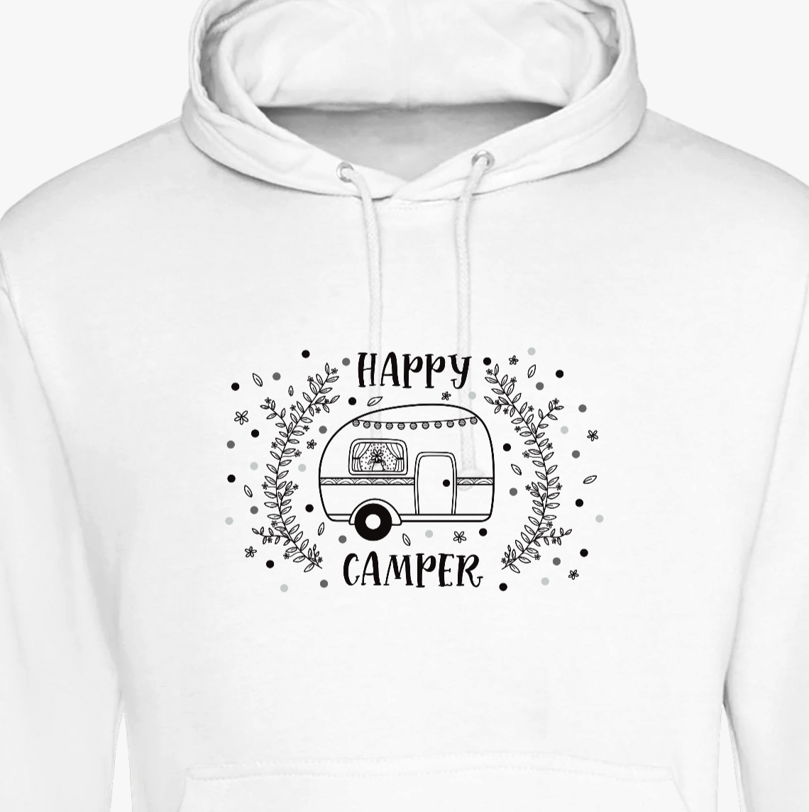 Weißer Unisex Hoodie mit „Happy Camper“ Schriftzug und handgezeichnetem Campervan-Motiv auf der Vorderseite