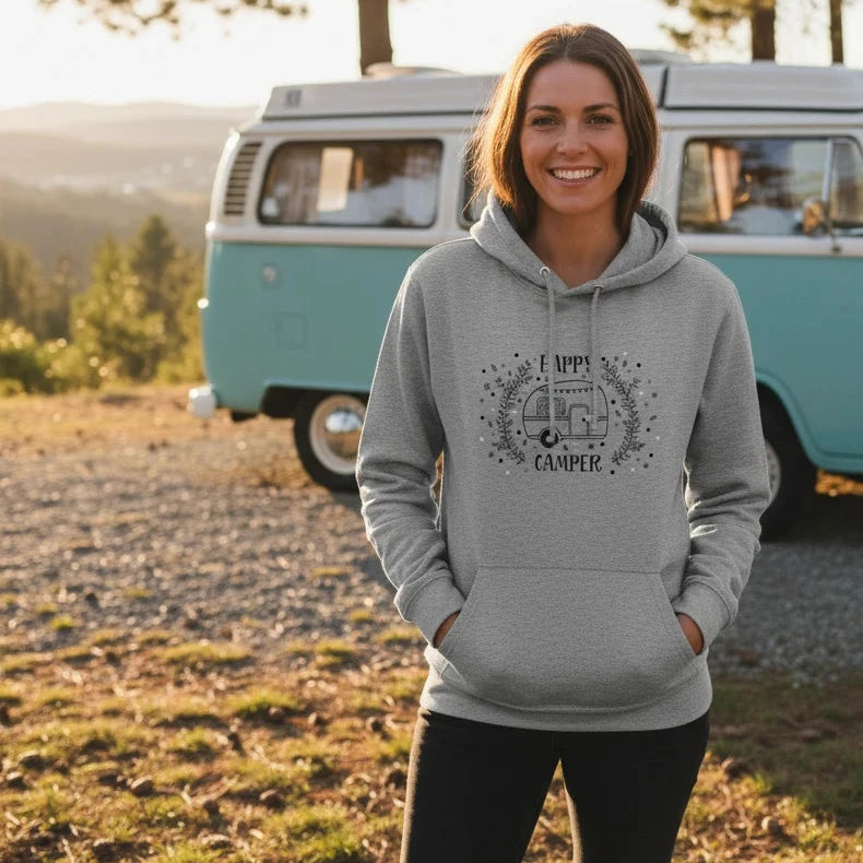 Grauer Unisex Hoodie mit „Happy Camper“ Schriftzug und handgezeichnetem Campervan-Motiv auf der Vorderseite