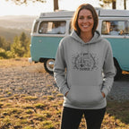 Grauer Unisex Hoodie mit „Happy Camper“ Schriftzug und handgezeichnetem Campervan-Motiv auf der Vorderseite