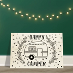 Holz-Wandbild mit „Happy Camper“ Schriftzug und handgezeichnetem Camper-Motiv, dekorativ an der Wand platziert

