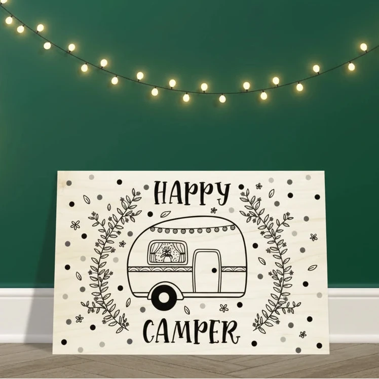 Holz-Wandbild mit „Happy Camper“ Schriftzug und handgezeichnetem Camper-Motiv, dekorativ an der Wand platziert
