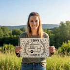 Holz-Wandbild mit „Happy Camper“ Schriftzug und handgezeichnetem Camper-Motiv, dekorativ an der Wand platziert
