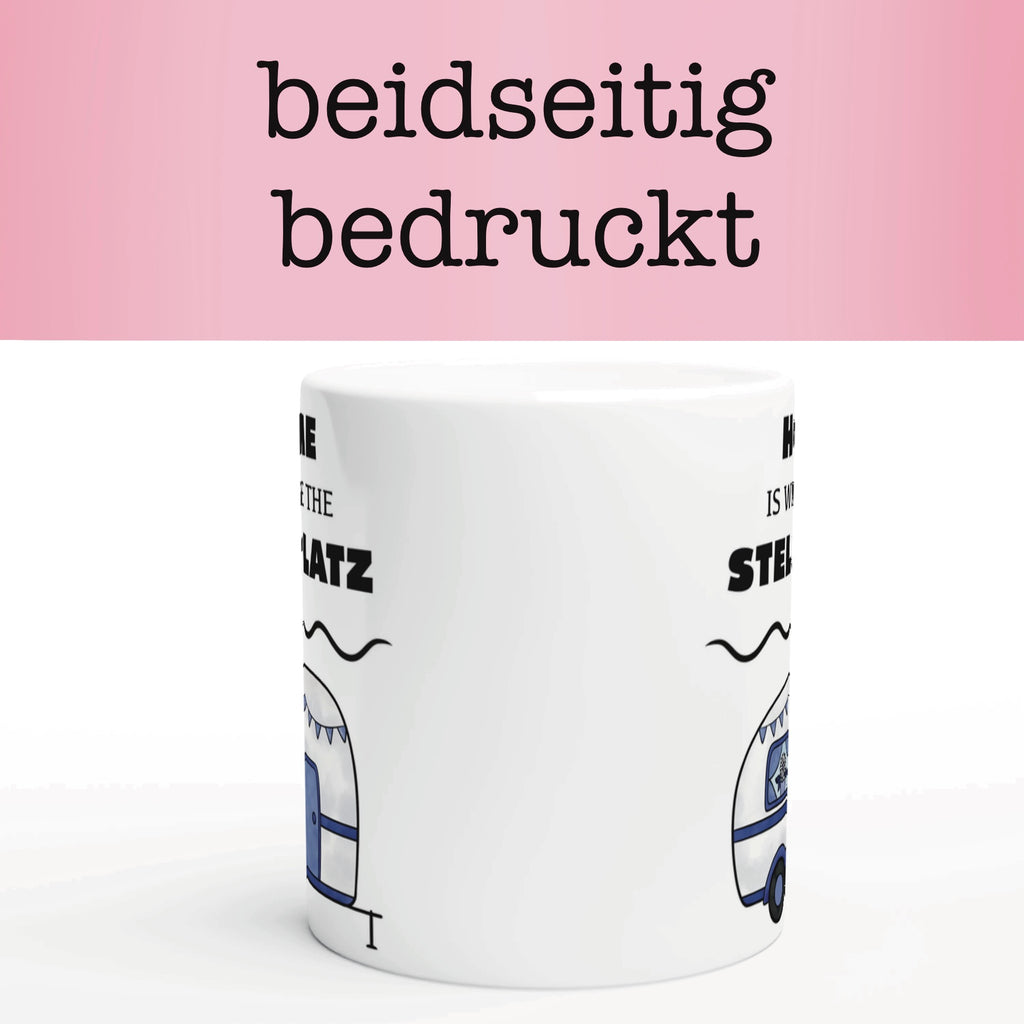 Weiße Tasse mit blau-weißem Wohnwagen und Spruch „Home is where the Stellplatz is“. Camping-Tasse für Wohnmobil- und Vanlife-Fans.