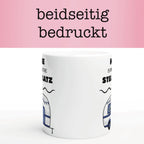 Weiße Tasse mit blau-weißem Wohnwagen und Spruch „Home is where the Stellplatz is“. Camping-Tasse für Wohnmobil- und Vanlife-Fans.