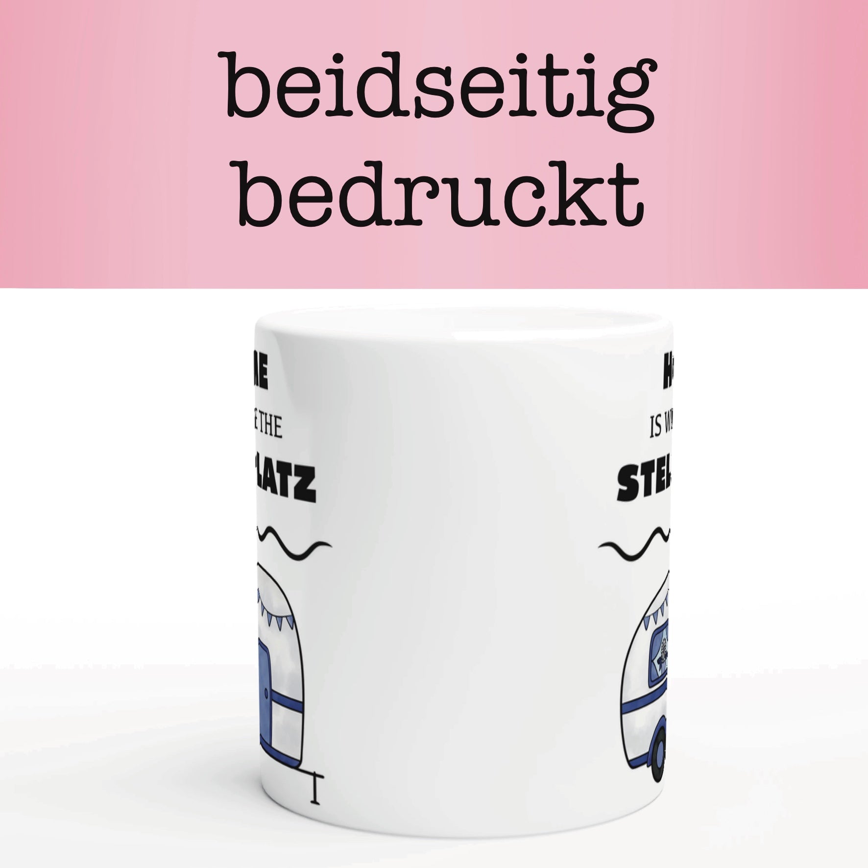 Weiße Tasse mit blau-weißem Wohnwagen und Spruch „Home is where the Stellplatz is“. Camping-Tasse für Wohnmobil- und Vanlife-Fans.