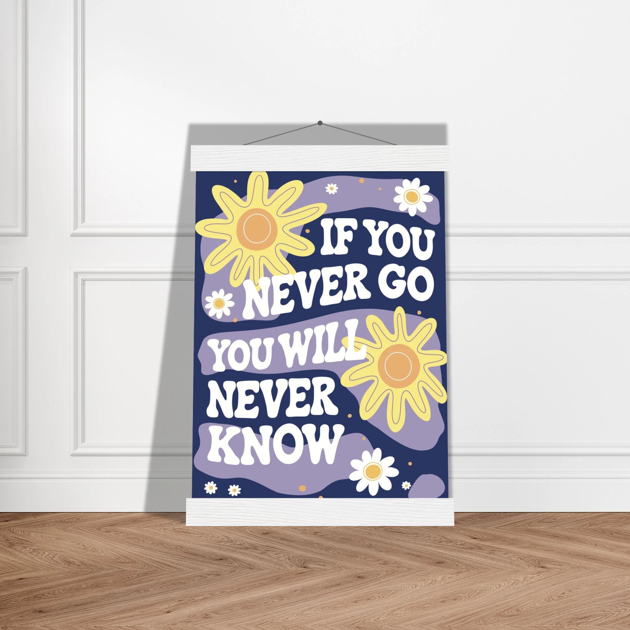 Wandbanner mit inspirierendem Spruch „If You Never Go, You Will Never Know“, Blumen- und Sonnenmotiv in Gelb und Lila auf dunkelblauem Hintergrund