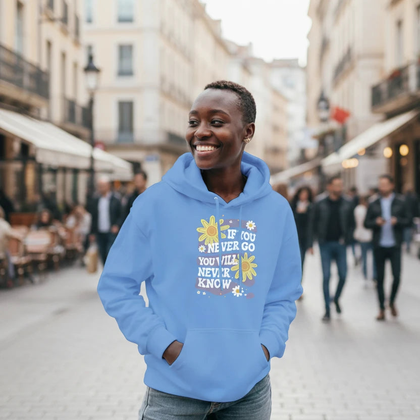 Blauer Hoodie mit dem Spruch „If You Never Go, You Will Never Know“ und Blumenmotiv