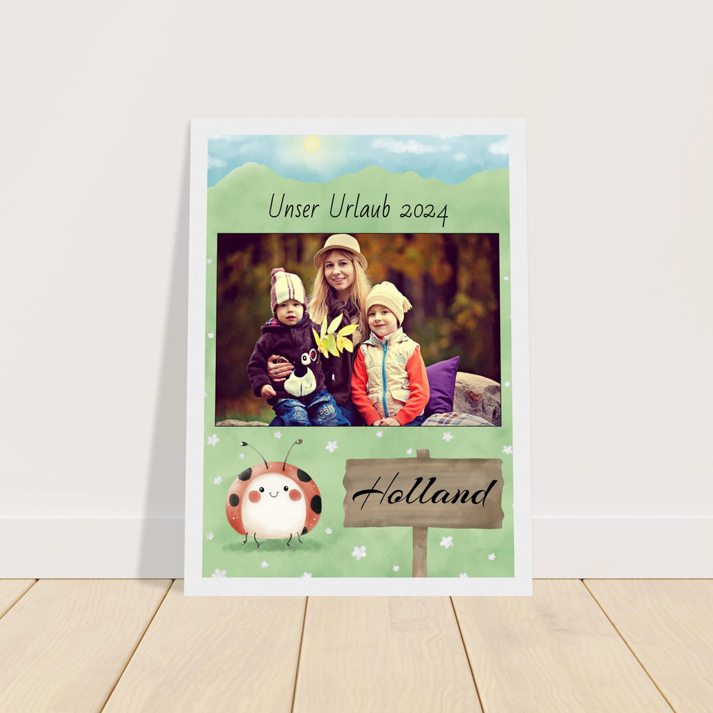 Personalisiertes Kinder-Urlaubsposter im Holzrahmen mit eigenem Foto, Tierillustration und individuell gestaltetem Text fürs Kinderzimmer