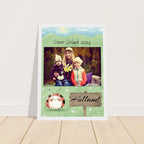 Personalisiertes Kinder-Urlaubsposter im Holzrahmen mit eigenem Foto, Tierillustration und individuell gestaltetem Text fürs Kinderzimmer