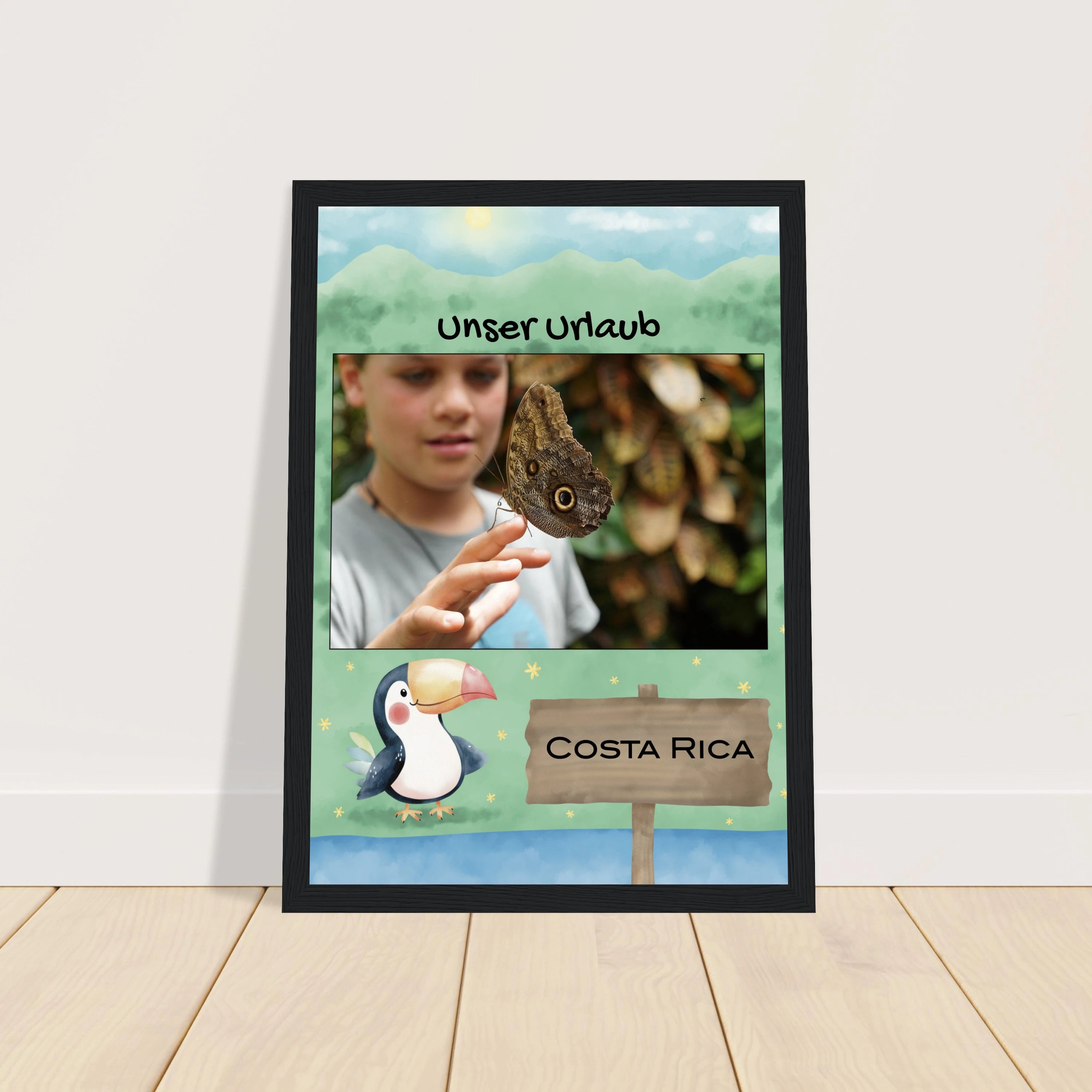 Personalisiertes Kinder-Urlaubsposter im Holzrahmen mit eigenem Foto, Tierillustration und individuell gestaltetem Text fürs Kinderzimmer
