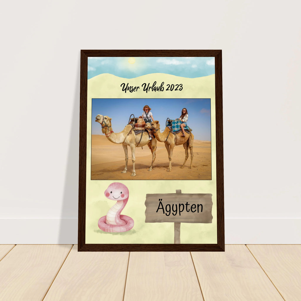Personalisiertes Kinder-Urlaubsposter im Holzrahmen mit eigenem Foto, Tierillustration und individuell gestaltetem Text fürs Kinderzimmer