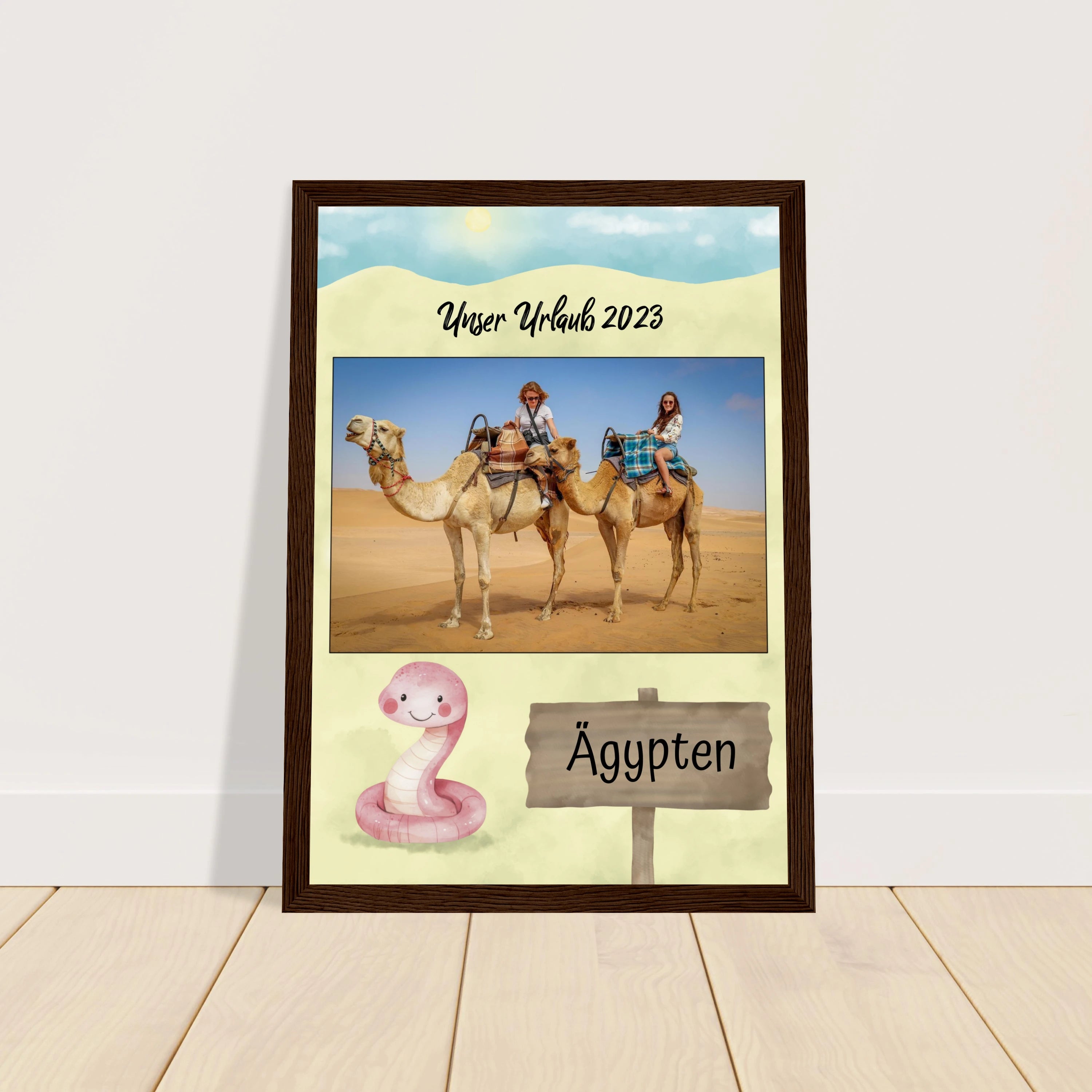 Personalisiertes Kinder-Urlaubsposter im Holzrahmen mit eigenem Foto, Tierillustration und individuell gestaltetem Text fürs Kinderzimmer
