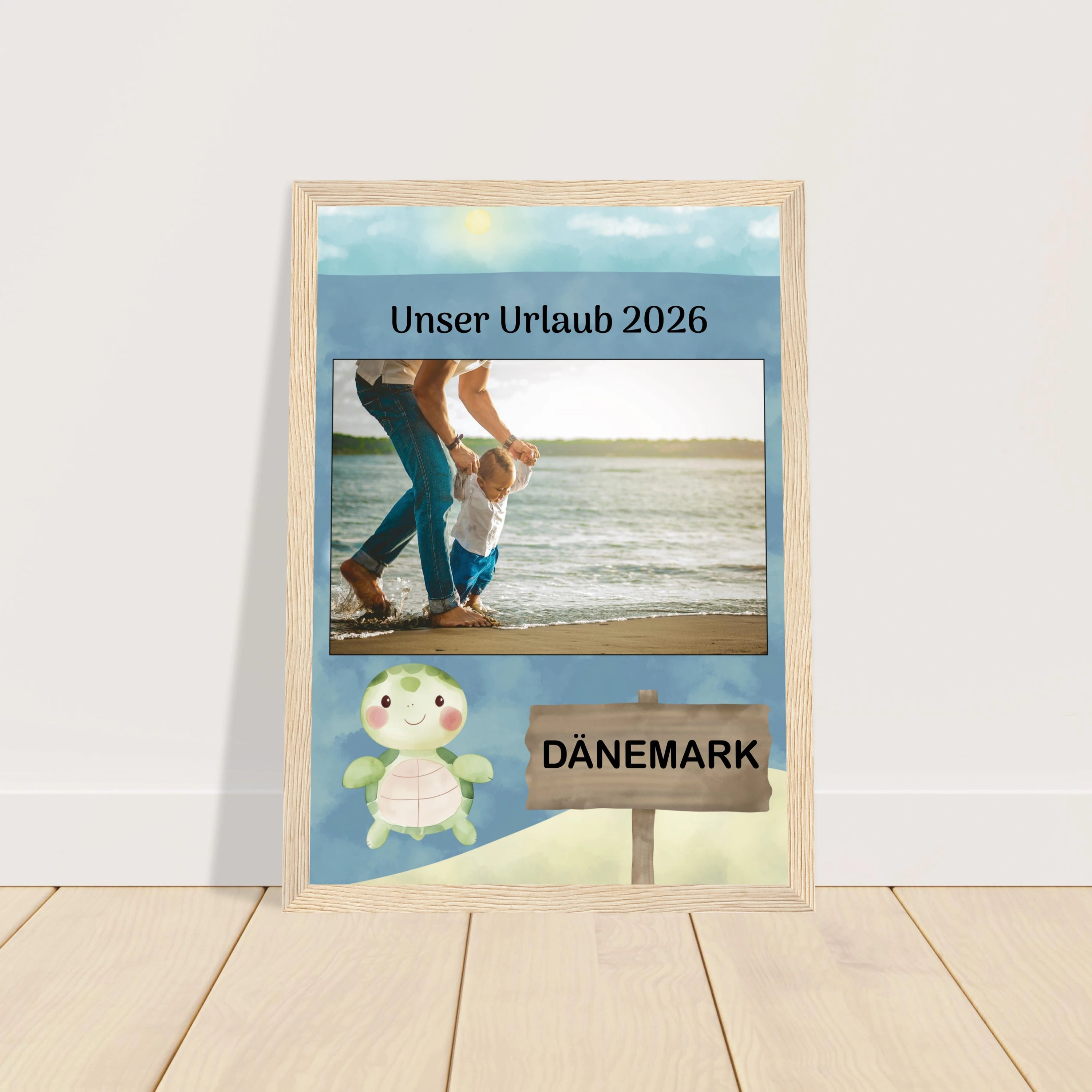 Personalisiertes Kinder-Urlaubsposter im Holzrahmen mit eigenem Foto, Tierillustration und individuell gestaltetem Text fürs Kinderzimmer