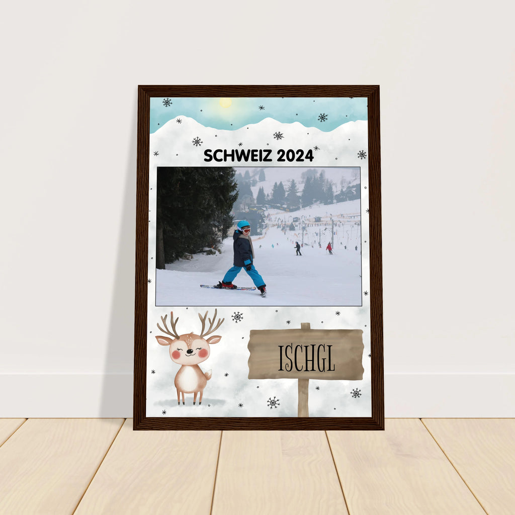 Personalisiertes Kinder-Urlaubsposter im Holzrahmen mit eigenem Foto, Tierillustration und individuell gestaltetem Text fürs Kinderzimmer